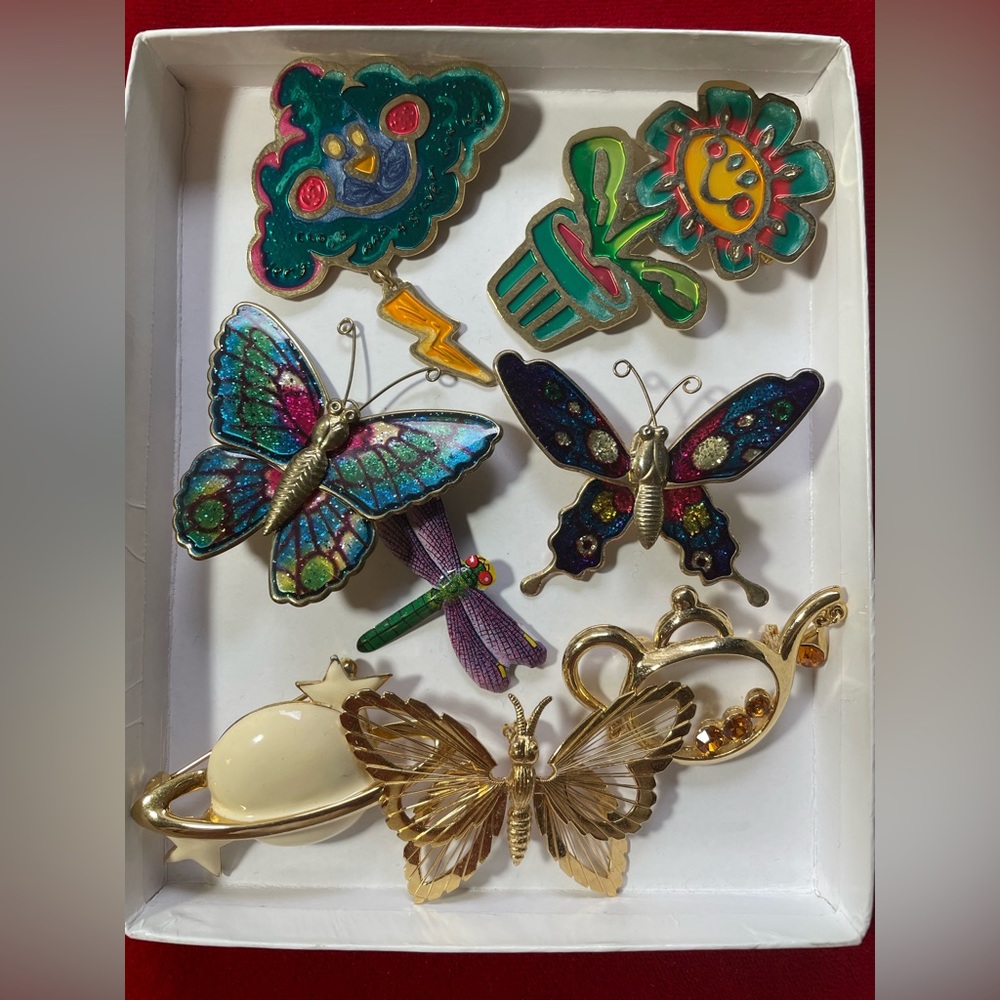 23 Vintage Brooches. Silly Shiny Collectable